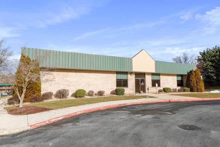 Education, Office and Dorm Buildings portefeuille de 3 propriétés à vendre sur LoopNet.ca - Photo du bâtiment - Image 2 de 30