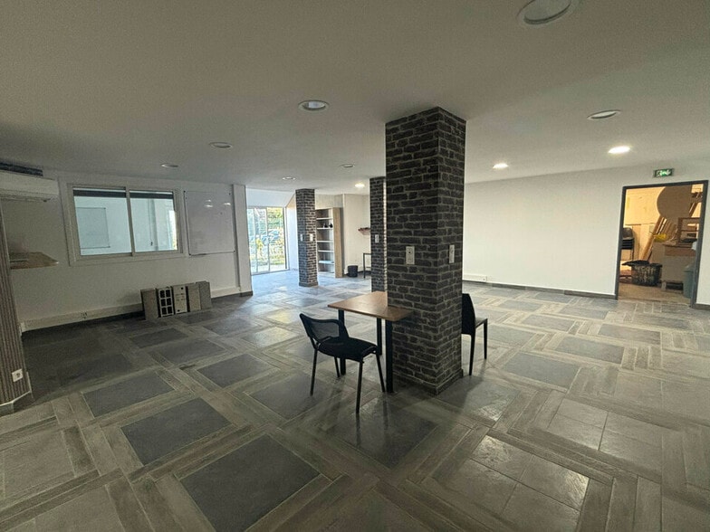 Retail in Martigues for lease - Interior Photo - Image 1 of 12