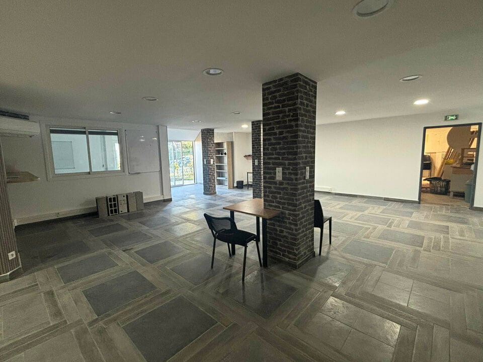 Retail in Martigues for lease Interior Photo- Image 1 of 13