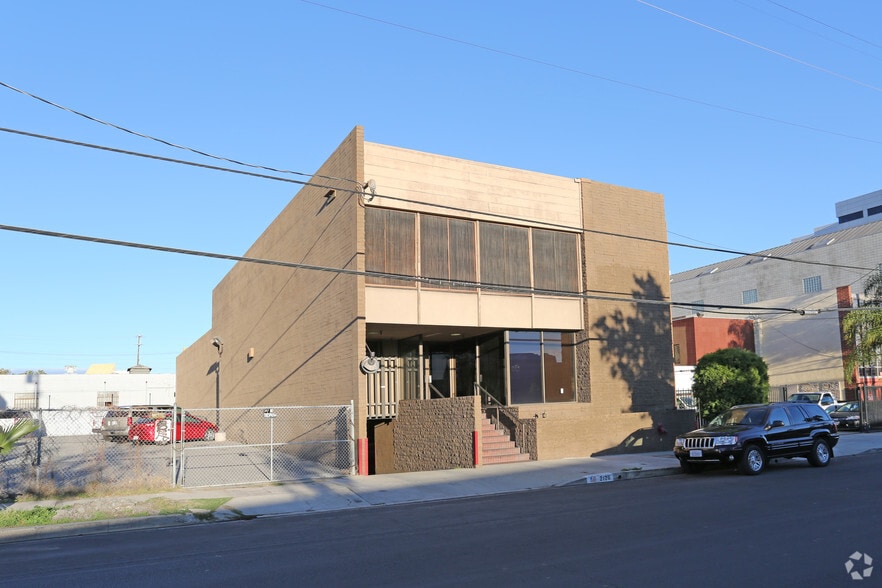 2126 Cotner Ave, Los Angeles, CA for lease - Primary Photo - Image 1 of 3