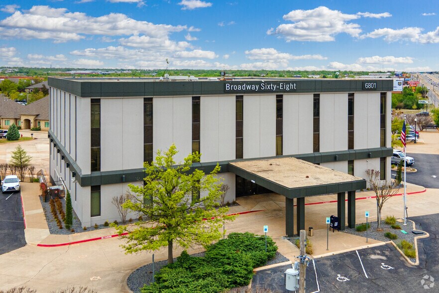 6801 Broadway Ext, Oklahoma City, OK à louer - Photo du bâtiment - Image 3 de 6