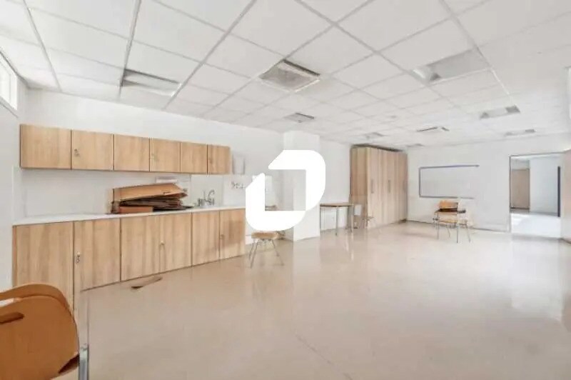 Bureau dans Ivry-sur-Seine à louer - Photo du bâtiment - Image 3 de 27