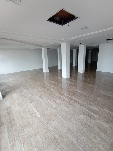 Retail in Cáceres for lease - Building Photo - Image 2 of 18