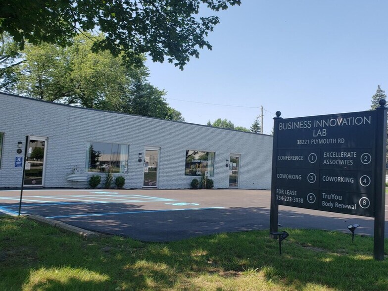 38221 Plymouth Rd, Livonia, MI à louer - Photo du bâtiment - Image 3 de 9