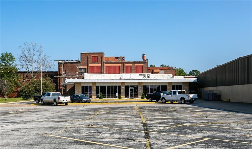 501 N Lincoln St, Siloam Springs, AR for sale - Building Photo - Image 1 of 1