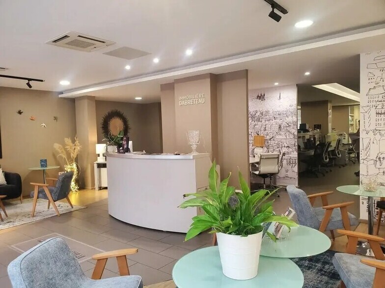 Retail in Lyon for lease - Interior Photo - Image 2 of 4