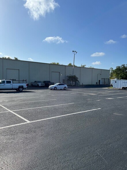 8915 Maislin Dr, Tampa, FL à vendre - Photo du bâtiment - Image 3 de 14