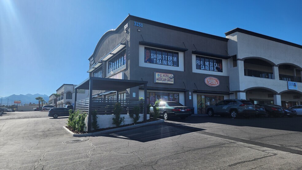 3231 N Decatur Blvd, Las Vegas, NV à louer - Photo du bâtiment - Image 3 de 9