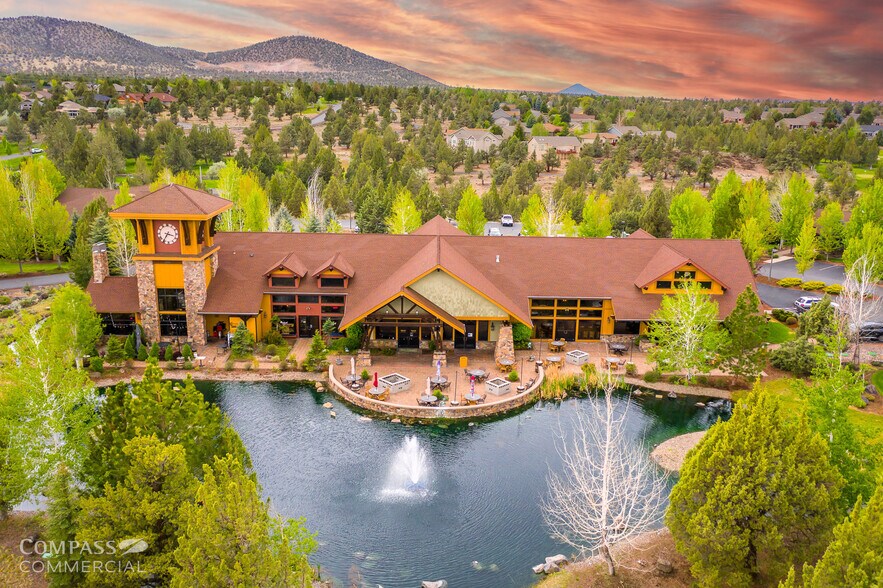 7535 Falcon Crest Dr, Redmond, OR à vendre - Photo du bâtiment - Image 1 de 17