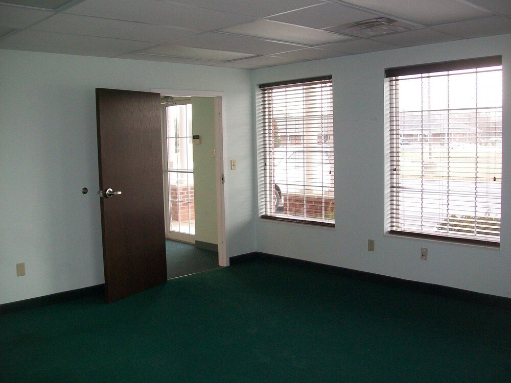 1 Turtle Creek Cir, Swanton, OH for lease Interior Photo- Image 1 of 7