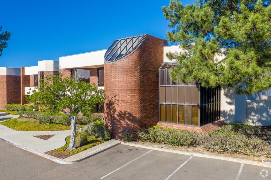 6387 Nancy Ridge Dr, San Diego, CA à louer - Photo du bâtiment - Image 3 de 4