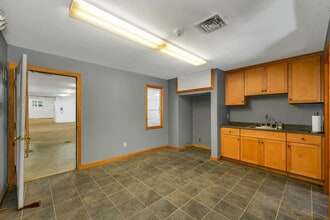 147 Middle Rd, Center Tuftonboro, NH for lease Interior Photo- Image 2 of 24