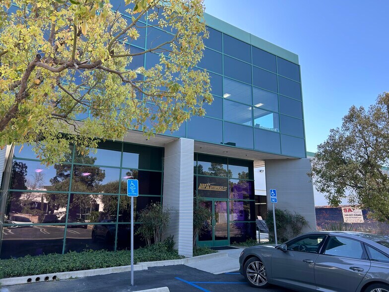 12611 Encinitas Ave, Sylmar, CA à louer - Photo du bâtiment - Image 2 de 4