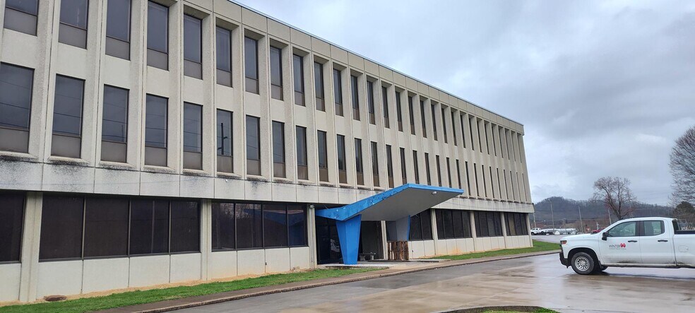 364 Exide Dr, Bristol, TN à louer - Photo du bâtiment - Image 3 de 6