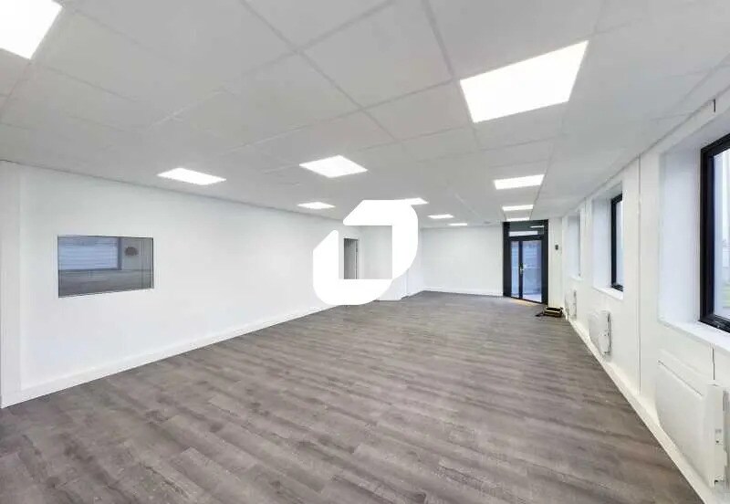 Office in Le Bourget for lease - Building Photo - Image 2 of 4