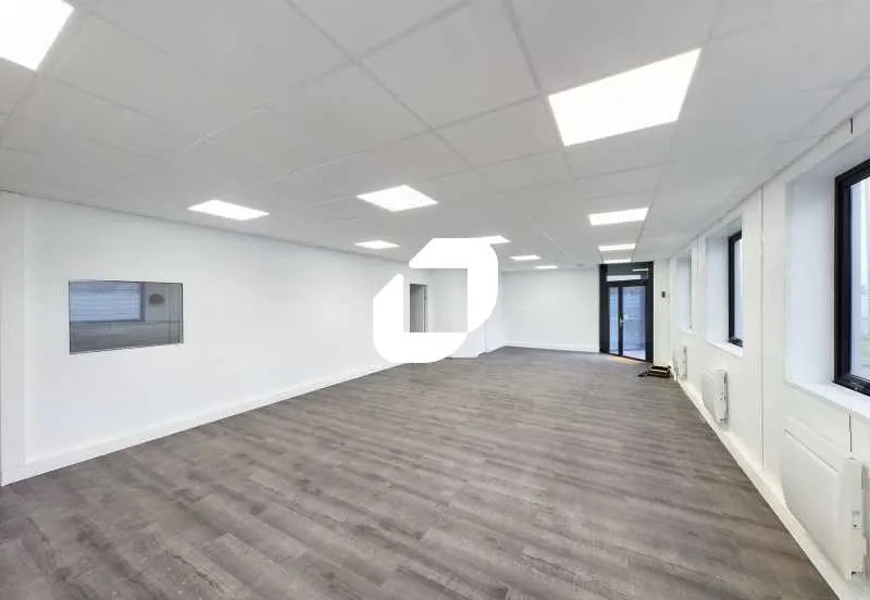Office in Le Bourget for lease - Interior Photo - Image 2 of 4
