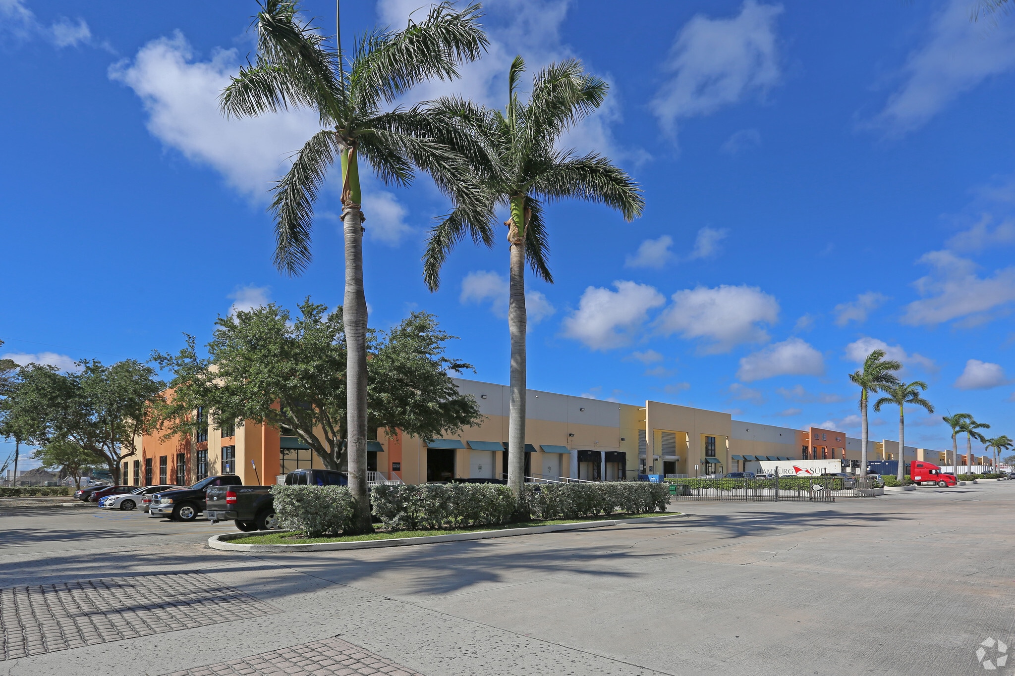 275-299 Bryan Rd, Dania Beach, FL for lease Primary Photo- Image 1 of 5