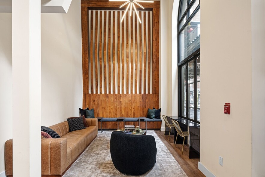 1425 Locust St, Philadelphia, PA for lease - Primary Photo - Image 1 of 17