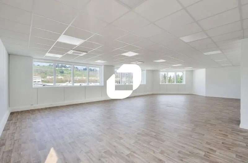Office in Saint-Genis-Laval for lease Interior Photo- Image 1 of 8