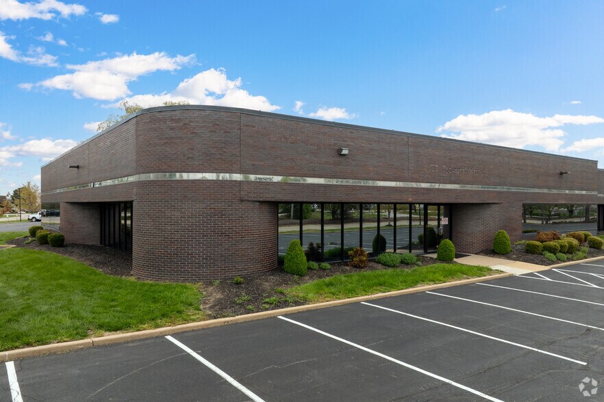 13501-13523 Lakefront Dr, Earth City, MO à louer - Photo du bâtiment - Image 2 de 16