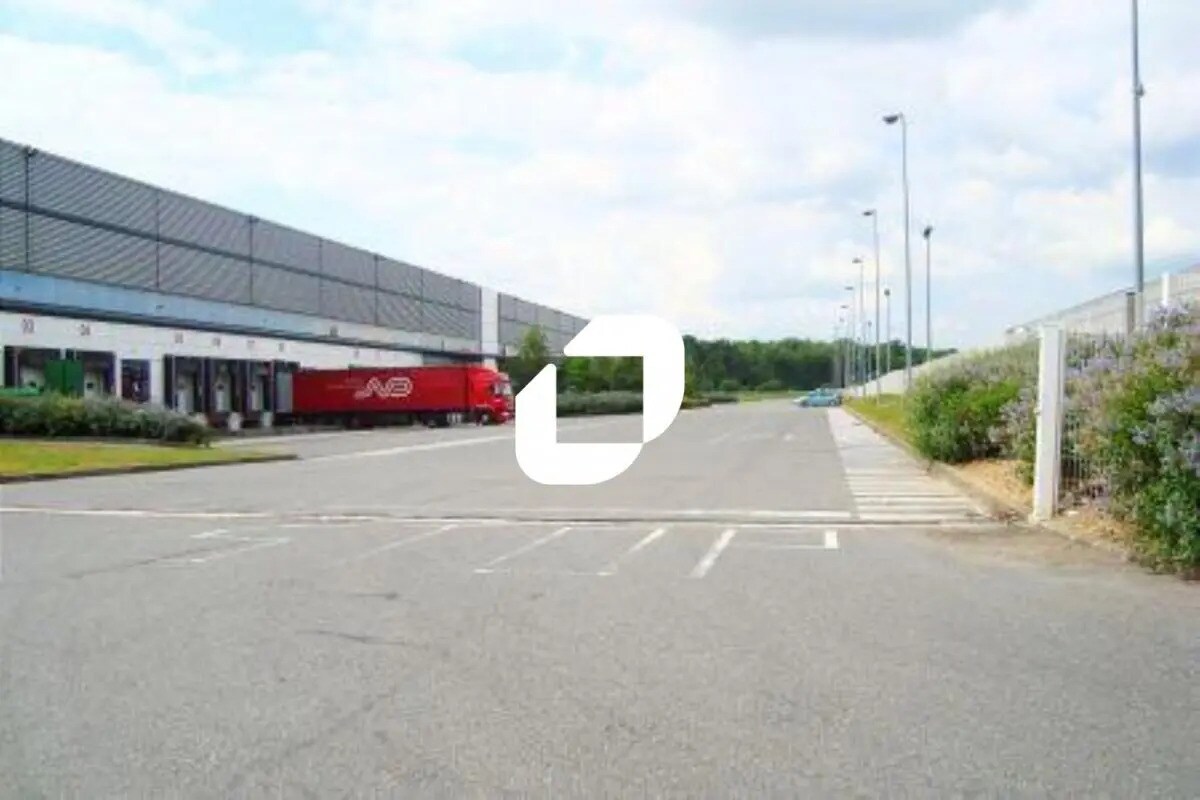 Industrial in Lieusaint for lease Primary Photo- Image 1 of 4