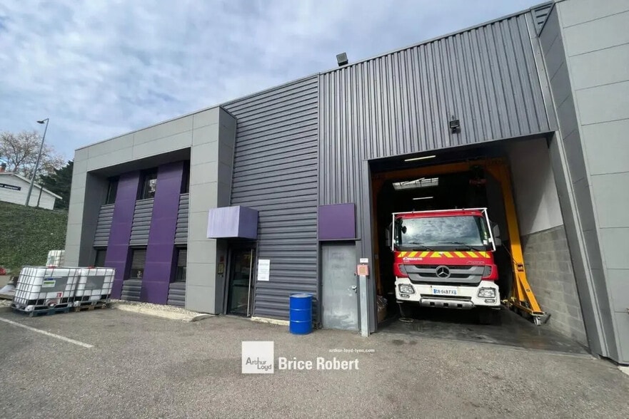 12 Rue Roger Planchon, Vénissieux à louer - Photo du bâtiment - Image 1 de 5