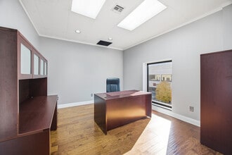 261-275 E Maple Rd, Birmingham, MI à louer Photo intérieure- Image 2 de 3