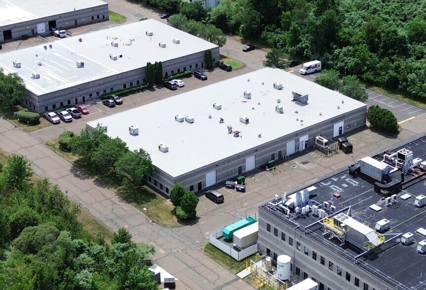 34 E Industrial Rd, Branford, CT à louer - Photo du bâtiment - Image 3 de 20