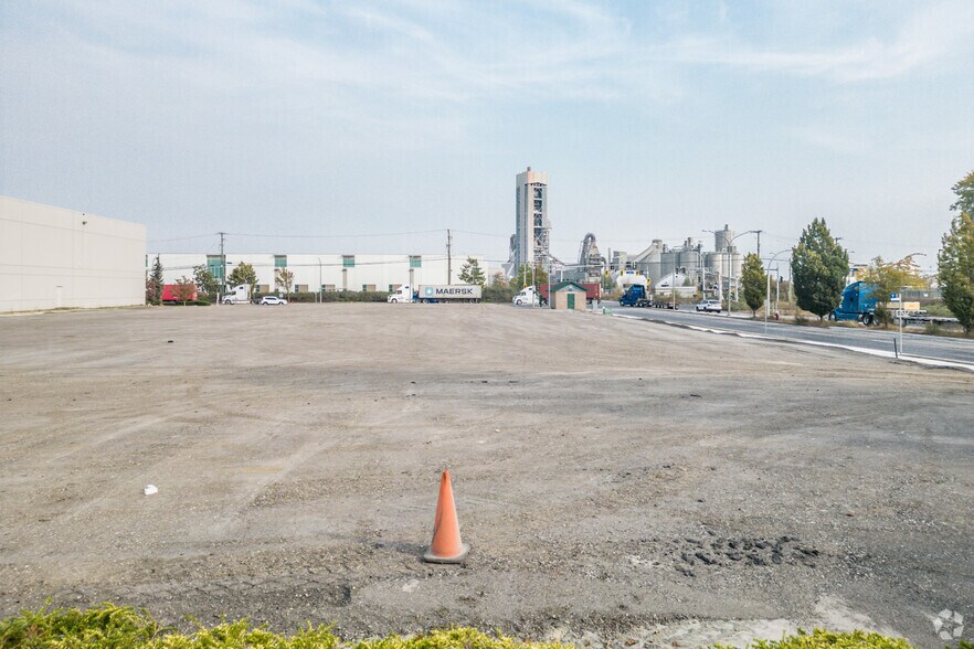 18399 Blundell Rd, Richmond, BC à louer - Photo du bâtiment - Image 2 de 3