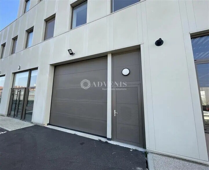 Local d'activités dans Tremblay-en-France à vendre - Photo du bâtiment - Image 2 de 10