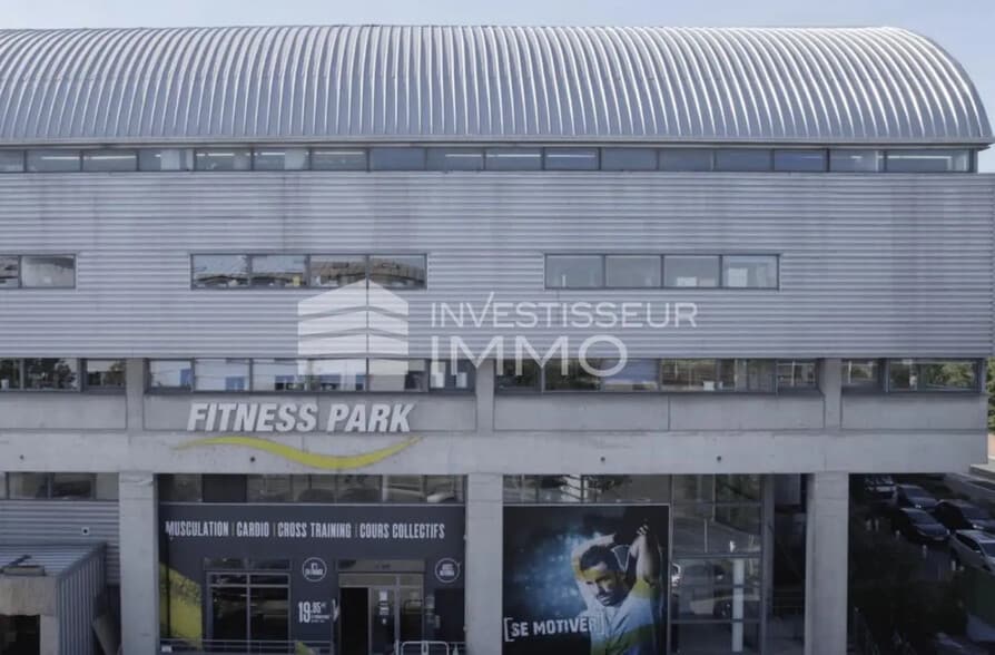 Office in Pantin for lease - Building Photo - Image 2 of 6