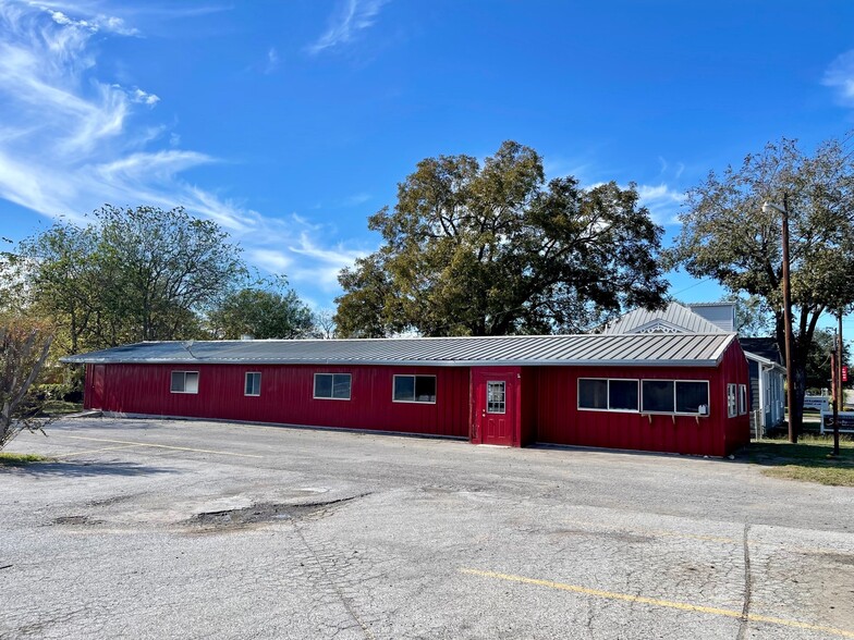 201 W Hondo, Devine, TX for sale - Primary Photo - Image 1 of 1