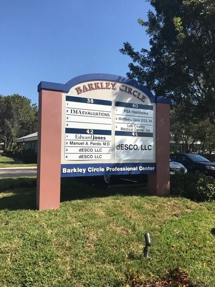40 Barkley Cir, Fort Myers, FL à louer - Photo du bâtiment - Image 2 de 10