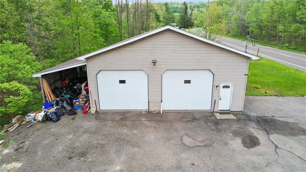 1401 Day Hollow Rd, Endicott, NY à vendre - Photo du bâtiment - Image 1 de 10