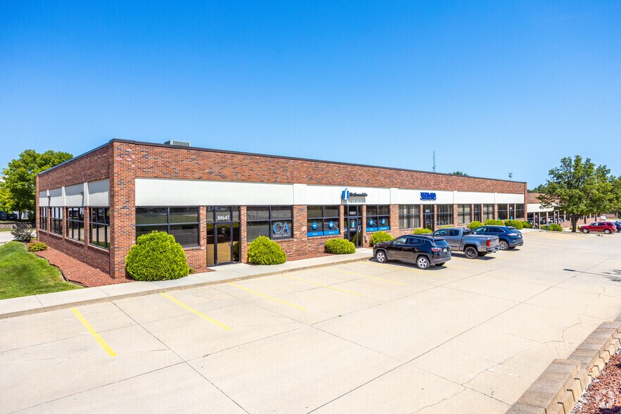 10607-10647 Justin Dr, Urbandale, IA à louer - Photo du bâtiment - Image 2 de 12