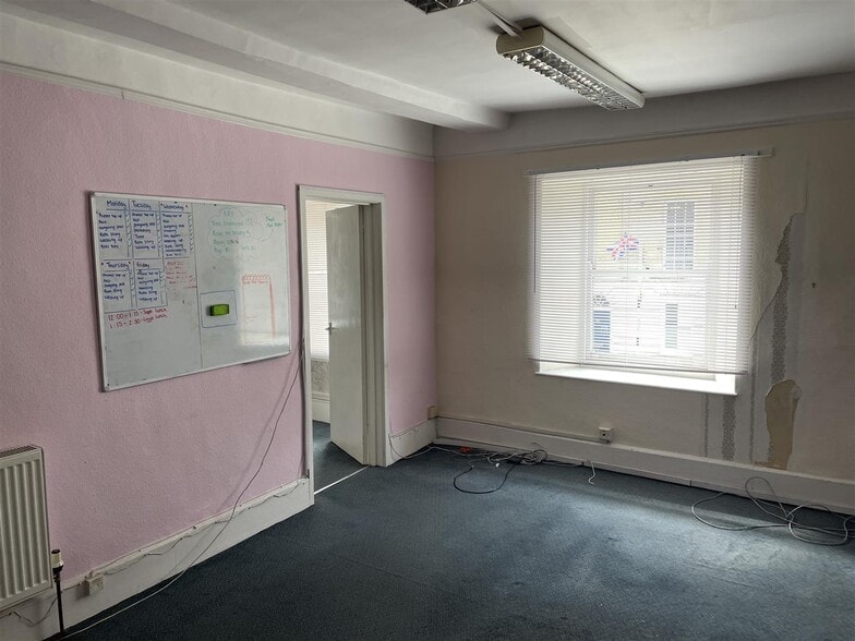 41 High West St, Dorchester for sale - Interior Photo - Image 3 of 16