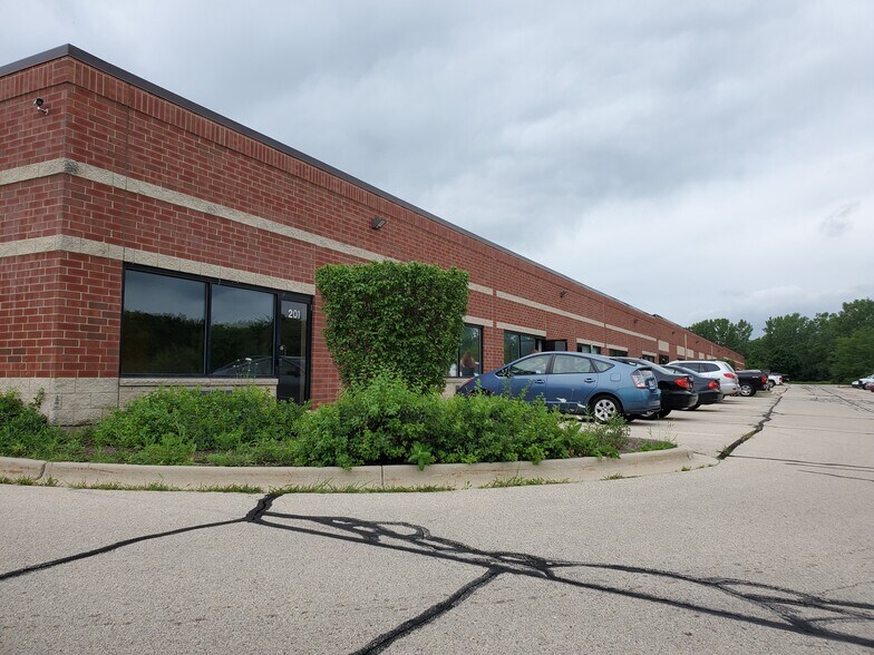1330 Crispin Dr, Elgin, IL à louer - Photo du bâtiment - Image 2 de 10