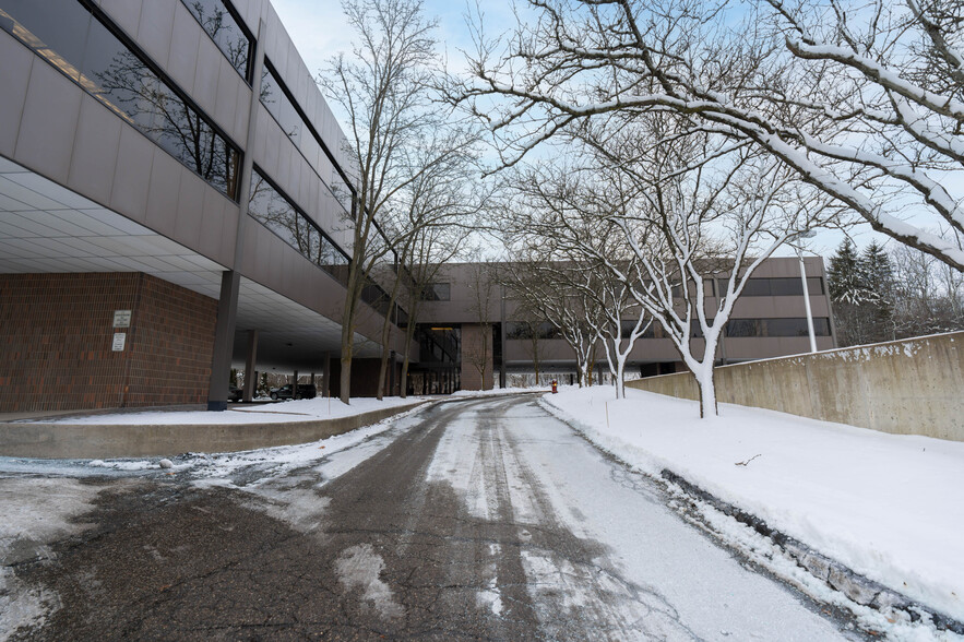 100 W Long Lake Rd, Bloomfield Hills, MI à vendre - Photo du bâtiment - Image 1 de 1