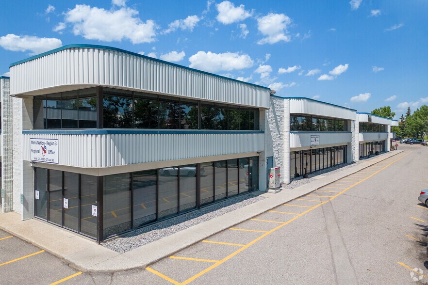 1530 27th Ave NE, Calgary, AB à louer - Photo du bâtiment - Image 2 de 14