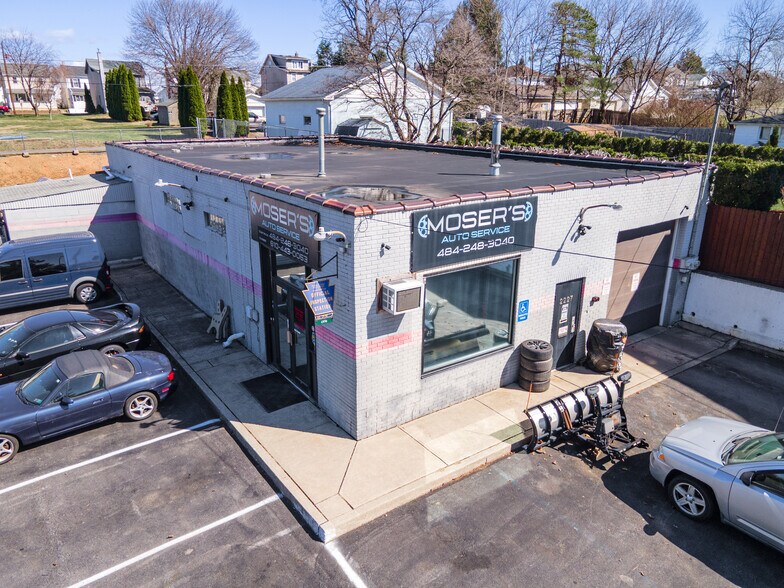 2227 N 3rd Ave, Whitehall, PA à vendre - Photo du bâtiment - Image 2 de 34