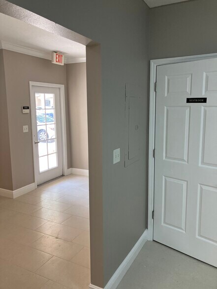 3216 Cove Bend Dr, Lutz, FL à vendre - Photo du bâtiment - Image 3 de 18