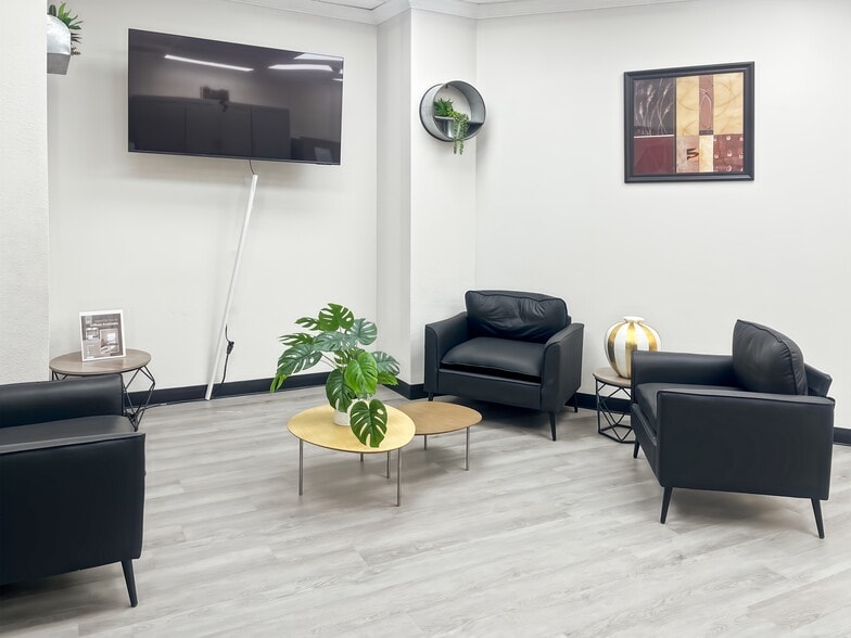 27125 Sierra Hwy, Santa Clarita, CA for lease - Interior Photo - Image 3 of 10