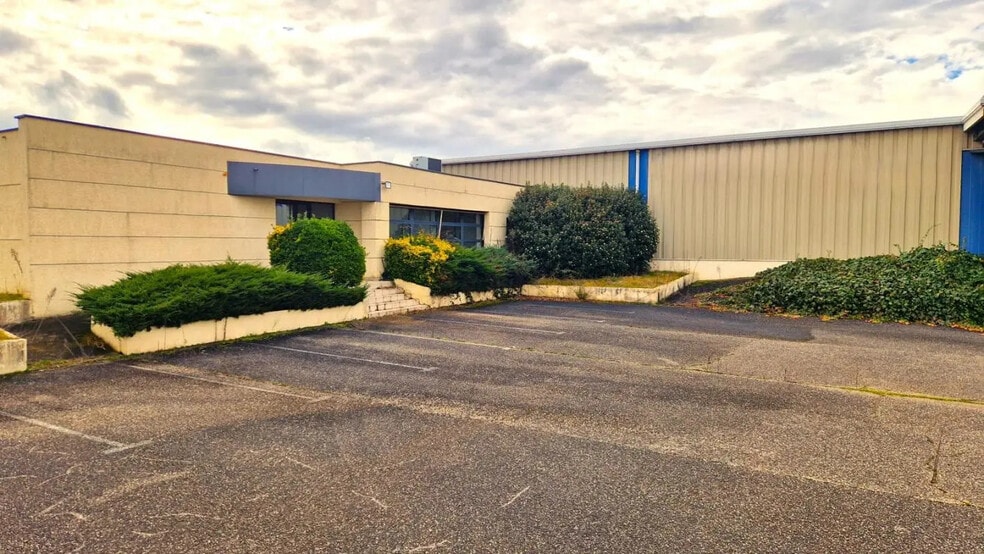 14 Rue De Bretagne, Saint-Quentin-Fallavier for sale - Building Photo - Image 2 of 11