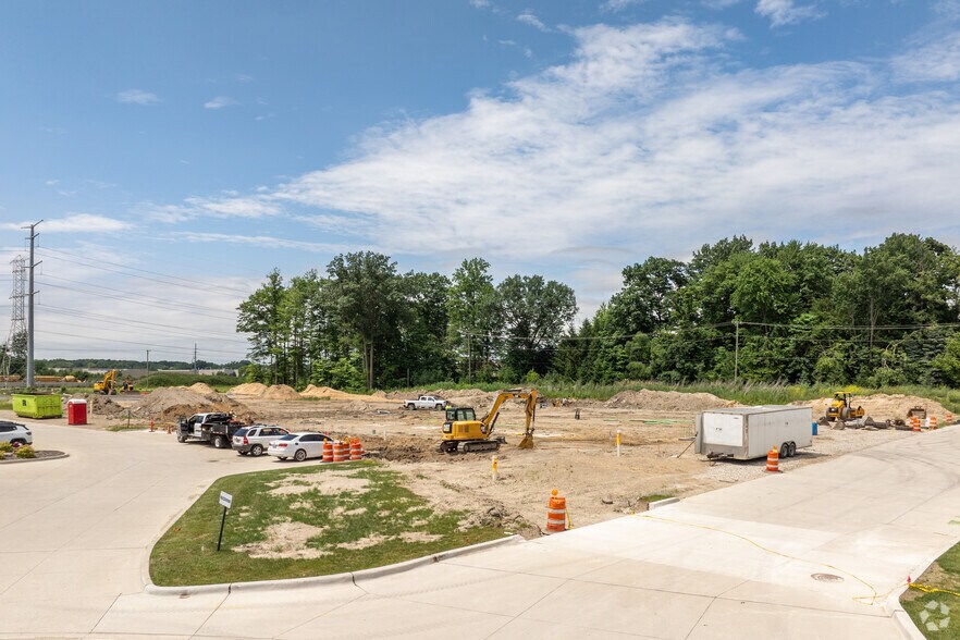 51865 Danview Technology Ct, Shelby Township, MI à louer - Photo du bâtiment - Image 2 de 4