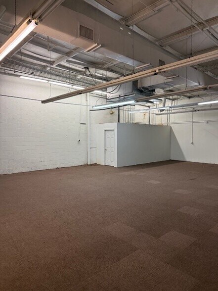 1649 N Gessner Dr, Houston, TX à louer - Photo du bâtiment - Image 2 de 9