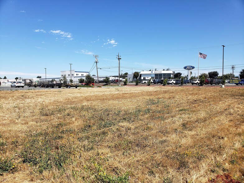 580 Auto Center Dr, Watsonville, CA for lease - Building Photo - Image 2 of 7