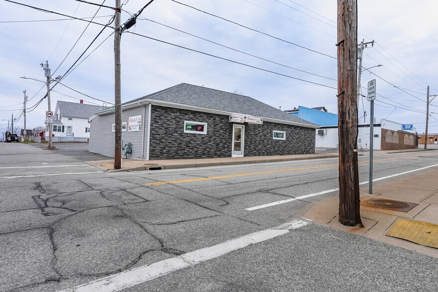 77-79 Main Rd, Tiverton, RI à vendre - Photo du bâtiment - Image 2 de 21