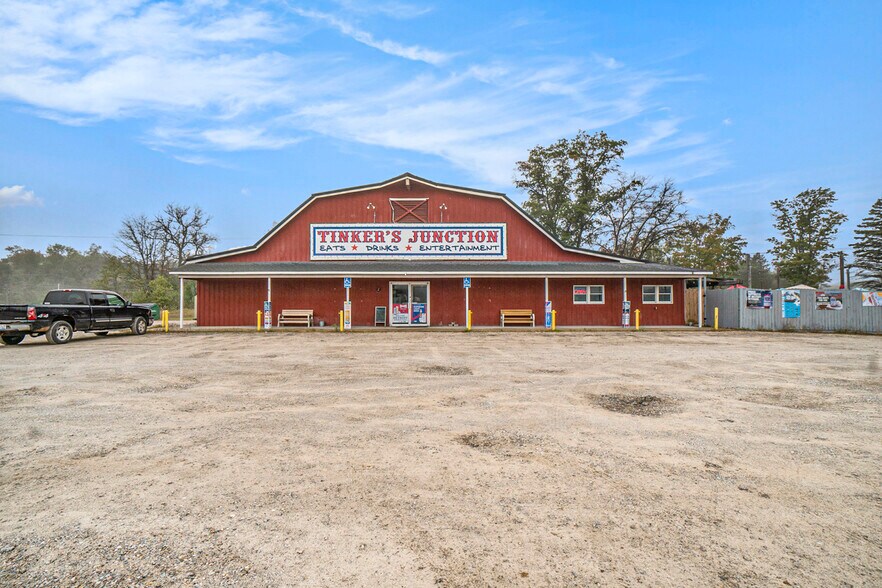 6811 E M 72 Hwy, Grayling, MI à vendre - Photo du bâtiment - Image 2 de 13