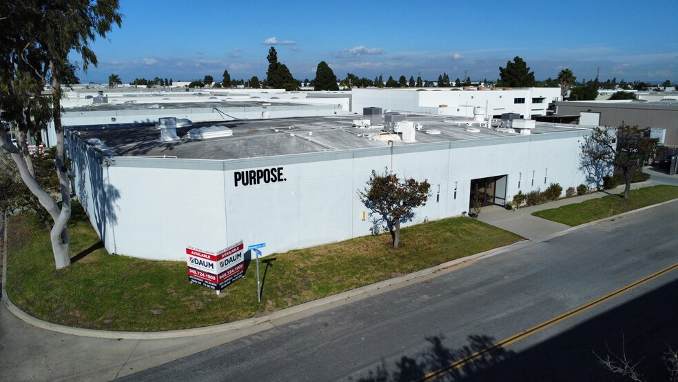 5281 Research Dr, Huntington Beach, CA à louer - Photo du bâtiment - Image 2 de 5