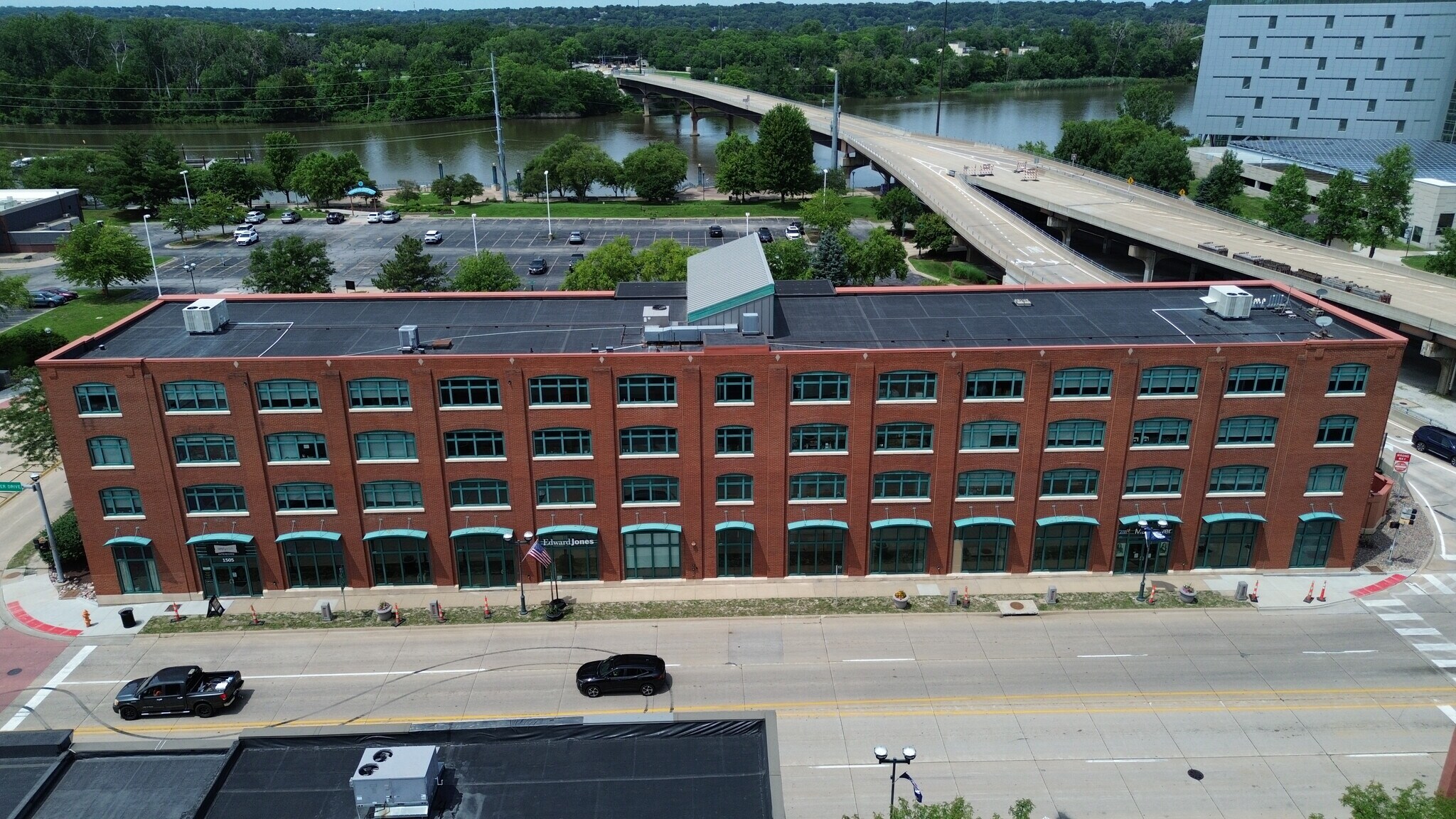 1501 River Dr, Moline, IL for lease Building Photo- Image 1 of 8
